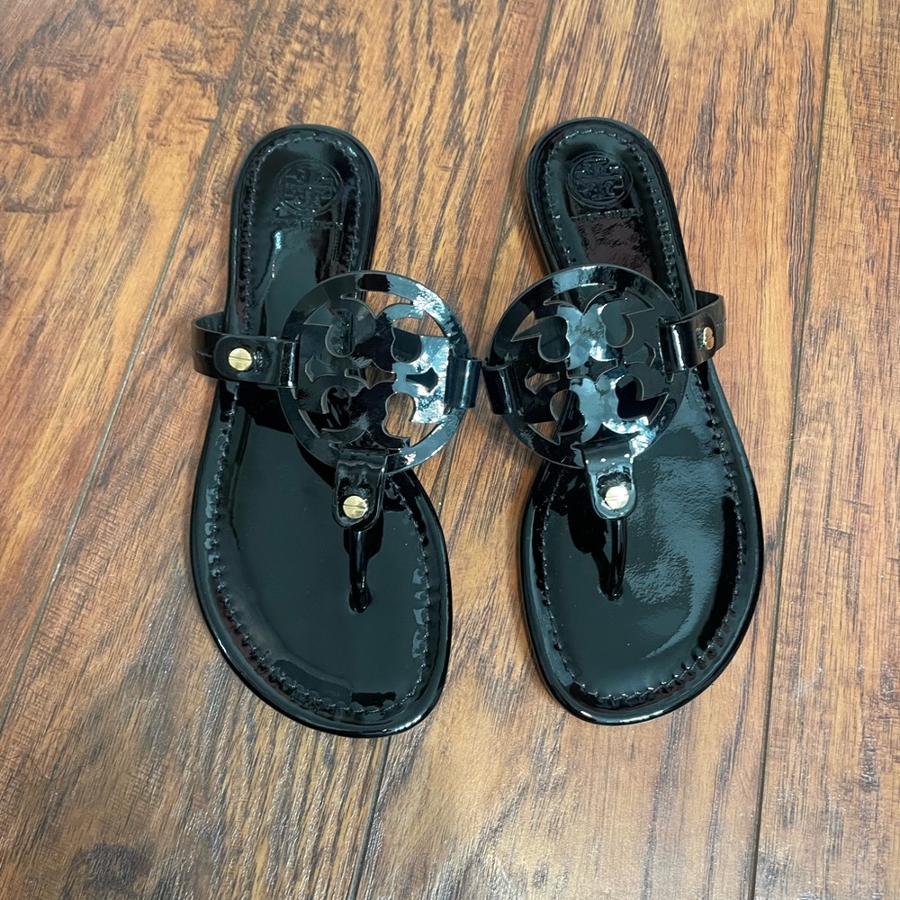 Women’s Tory Burch flip flops, size 6. Never worn